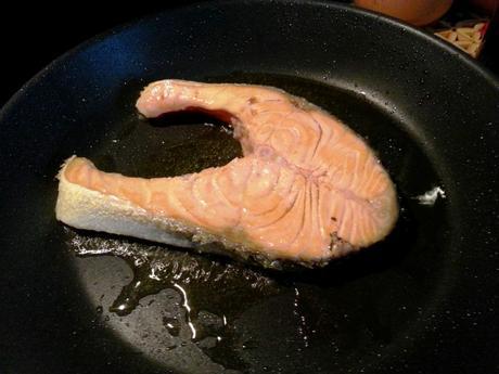 Salmón a la plancha – Salmone con pomodori e capperi salmonetomatealcaparras1