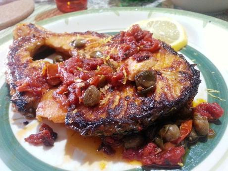 Salmón a la plancha - Salmone con pomodori e capperi - Salmon with tomato sauce and capers salmonetomatealcaparras3