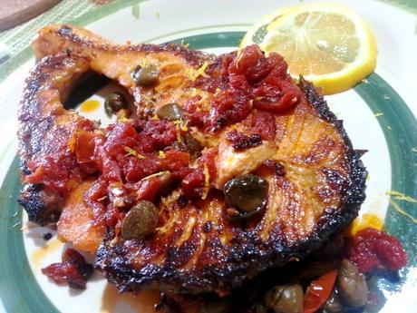 Salmón a la plancha - Salmone con pomodori e capperi - Salmon with tomato sauce and capers salmonetomatealcaparras