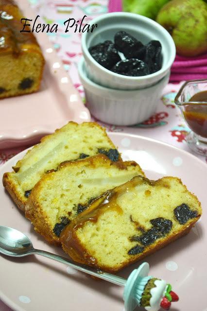 Pastel de ciruelas pasas con salsa de caramelo y canela