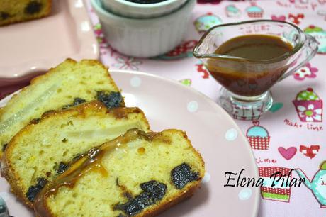 Pastel de ciruelas pasas con salsa de caramelo y canela