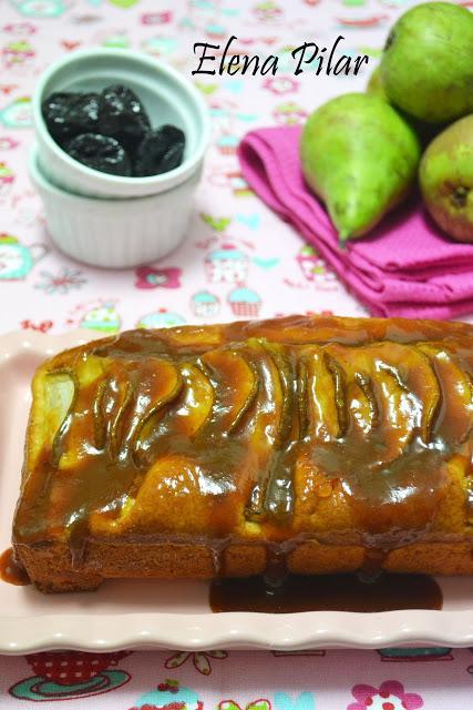 Pastel de ciruelas pasas con salsa de caramelo y canela