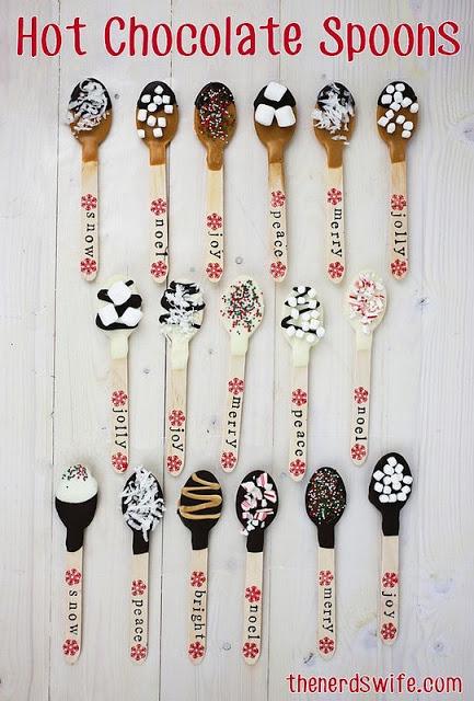Cucharas para un buffet de chocolate caliente para bodas con frío - Foto: www.thenerdswife.com