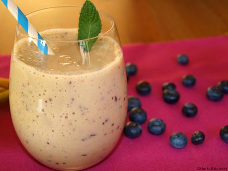 RECETA: Batido de plátano, melocotón y arándanos