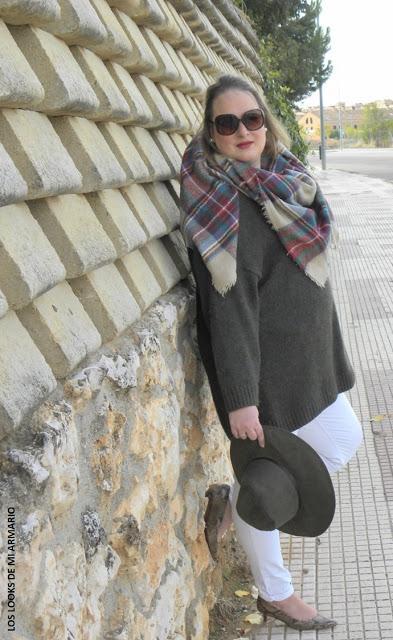 http://www.loslooksdemiarmario.com/2015/11/chunky-sweater-fashion-look-curvy.html