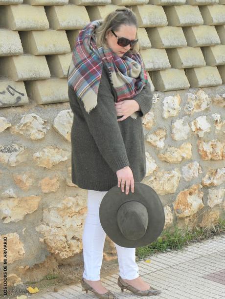 http://www.loslooksdemiarmario.com/2015/11/chunky-sweater-fashion-look-curvy.html