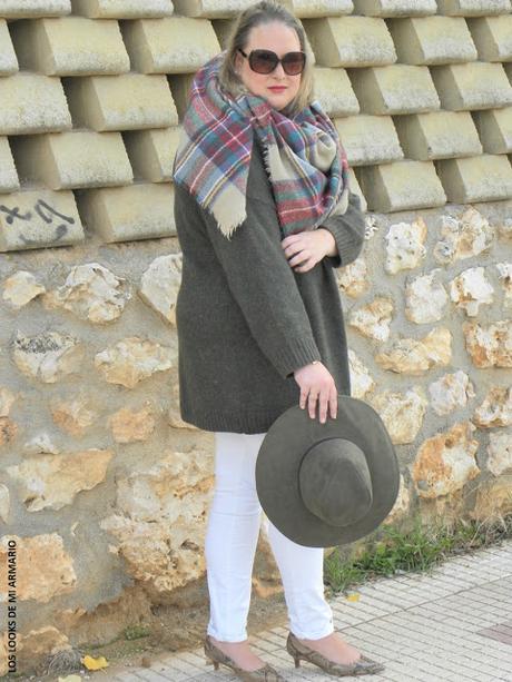 http://www.loslooksdemiarmario.com/2015/11/chunky-sweater-fashion-look-curvy.html