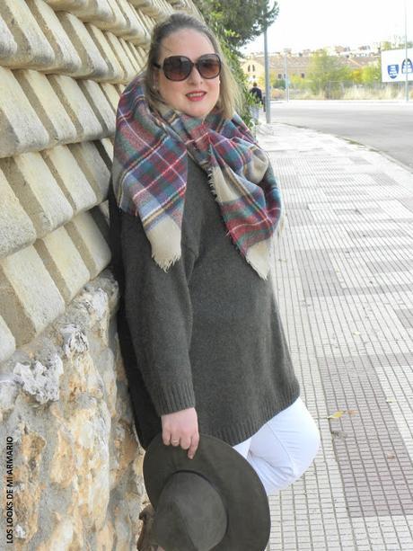 http://www.loslooksdemiarmario.com/2015/11/chunky-sweater-fashion-look-curvy.html