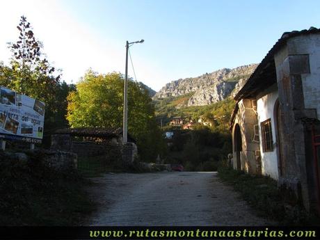 Ruta de los Arrudos y Corteguerón: Llegando al aparcamiento de los Arrudos en Caleao