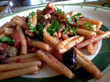 Macarrones a la puttanesca con anchoas - Casarecce alla puttanesca - Italian puttanesca sauce recipe puttanescaanchoas