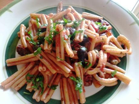 Macarrones a la puttanesca con anchoas - Casarecce alla puttanesca - Italian puttanesca sauce recipe puttanescaanchoas4