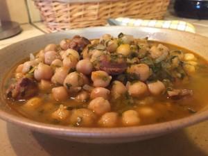 Garbanzos con espinacas y longaniza, receta a la chilena