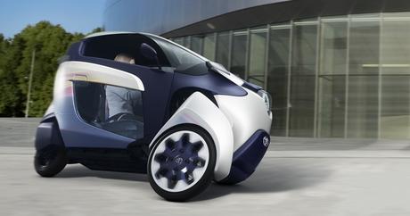 Toyota i-Road otro pequeño vehículo concepto eléctrico para desplazarte por la ciudad que emplea una interesante tecnología de desplazamiento