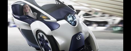 Toyota i-Road otro pequeño vehículo concepto eléctrico para desplazarte por la ciudad que emplea una interesante tecnología de desplazamiento