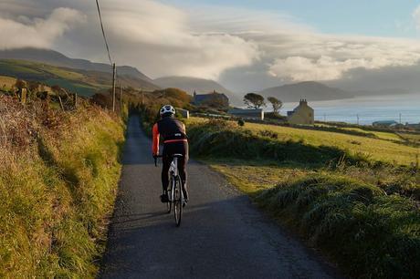 Guía de los elementos esenciales a considera para adquirir un maillot de ciclismo para la temporada invernal