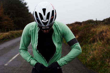 Guía de los elementos esenciales a considera para adquirir un maillot de ciclismo para la temporada invernal