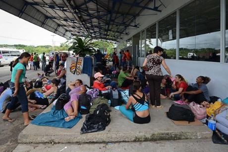 Los cubanos duermen a la intemperie en la frontera de Costa Rica con Nicaragua (foto tomada del Confidencial)