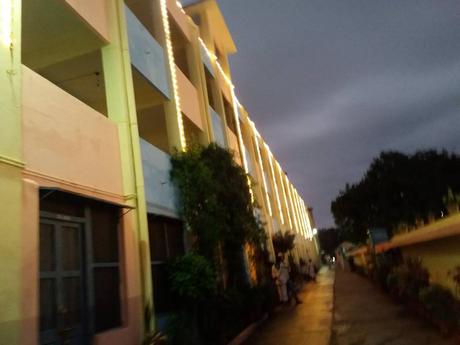 IMAGENES DE PRASHANTI NILAYAM HERMOSAMENTE DECORADO PARA LOS 90 AÑOS DE BHAGAVAN BABA