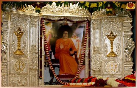 IMAGENES DE PRASHANTI NILAYAM HERMOSAMENTE DECORADO PARA LOS 90 AÑOS DE BHAGAVAN BABA