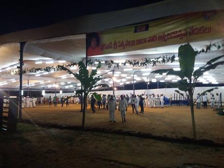 IMAGENES DE PRASHANTI NILAYAM HERMOSAMENTE DECORADO PARA LOS 90 AÑOS DE BHAGAVAN BABA