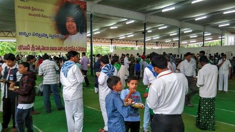 IMAGENES DE PRASHANTI NILAYAM HERMOSAMENTE DECORADO PARA LOS 90 AÑOS DE BHAGAVAN BABA