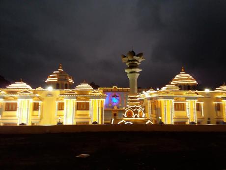 IMAGENES DE PRASHANTI NILAYAM HERMOSAMENTE DECORADO PARA LOS 90 AÑOS DE BHAGAVAN BABA