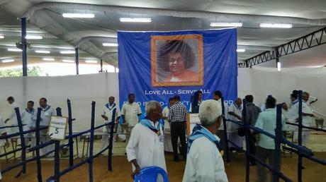 IMAGENES DE PRASHANTI NILAYAM HERMOSAMENTE DECORADO PARA LOS 90 AÑOS DE BHAGAVAN BABA