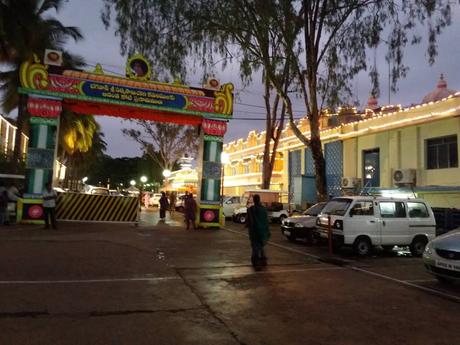 IMAGENES DE PRASHANTI NILAYAM HERMOSAMENTE DECORADO PARA LOS 90 AÑOS DE BHAGAVAN BABA