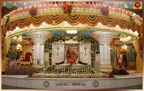 IMAGENES DE PRASHANTI NILAYAM HERMOSAMENTE DECORADO PARA LOS 90 AÑOS DE BHAGAVAN BABA