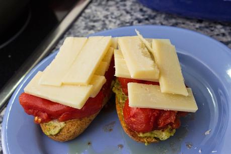 Tosta de queso, tomate y pesto