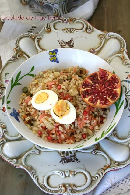 ensalada de trigo tierno, piña, granada, salmón ahumado