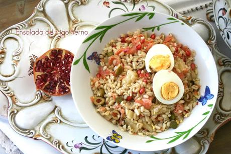 ensalada de trigo tierno, salmón ahumado, piña, granada