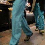 El uso de batas quirúrgicas fuera del hospital puede exponer a los pacientes a infecciones resistentes a los antibióticos