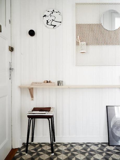 Dormitorios separados. Una mampara de cristal y nada mas suelo geometrico