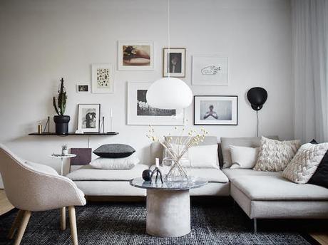 Dormitorios separados. Una mampara de cristal y nada mas Cuadros sobre el sofa