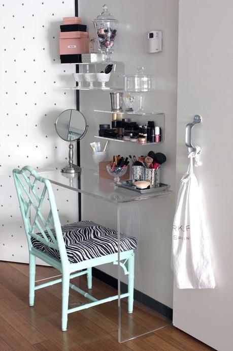 good ideas for a vanity table/make up station for a small room: 