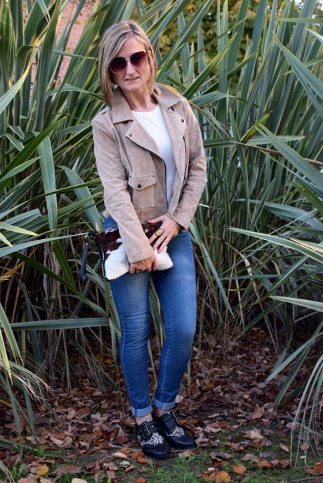 Blucher shoe with jeggins