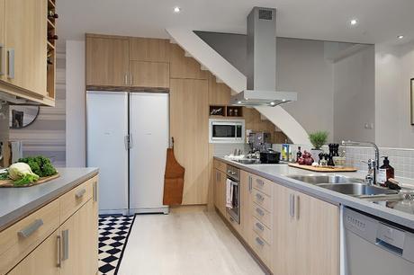 Un duplex con la cocina en la zona de paso