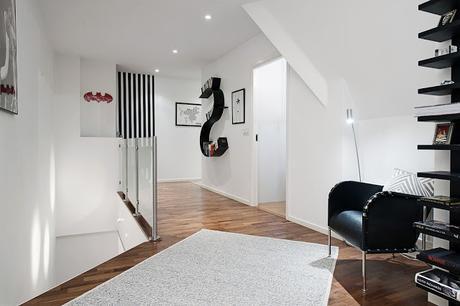 Un duplex con la cocina en la zona de paso