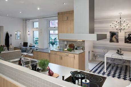 Un duplex con la cocina en la zona de paso