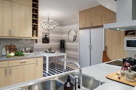 Un duplex con la cocina en la zona de paso