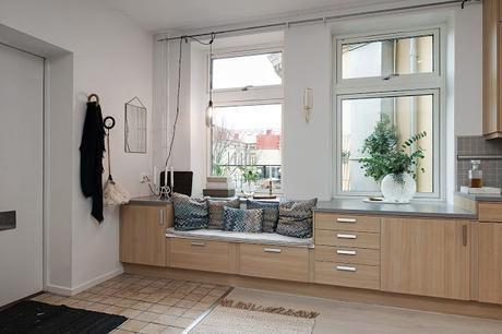 Un duplex con la cocina en la zona de paso