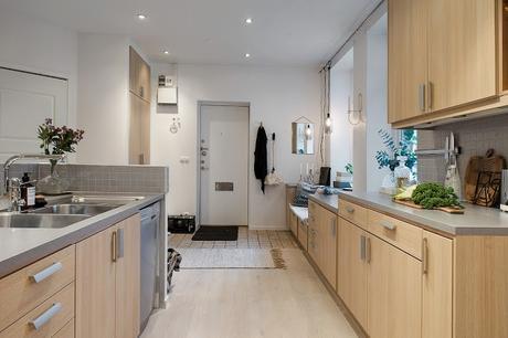 Un duplex con la cocina en la zona de paso