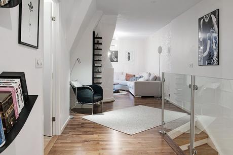 Un duplex con la cocina en la zona de paso