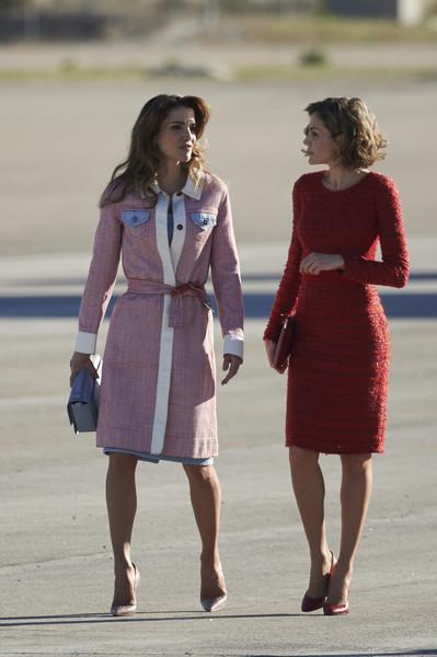 Rania y Letizia en el aeropuerto. Fendi deja K.O. a Felipe Varela