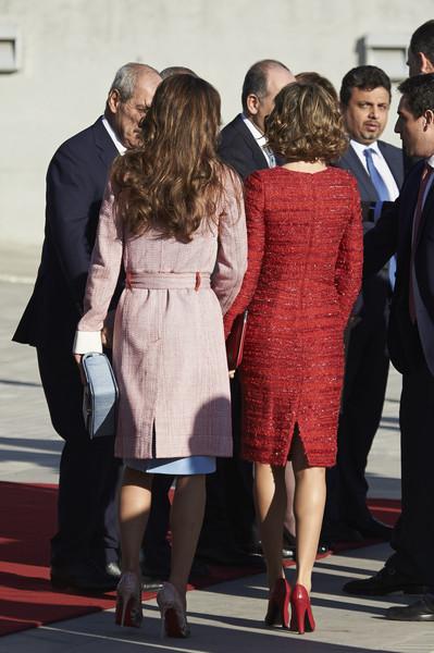 Rania y Letizia en el aeropuerto. Fendi deja K.O. a Felipe Varela