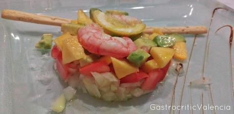 Ceviche de gambas, aguacate y melocotón con su rosquilleta