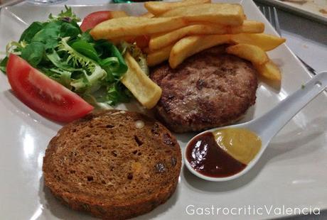 Hamburguesa de buey con tosta de pan de frutos secos