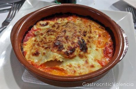 Lasaña de carne y verduras con queso parmesano gratinado