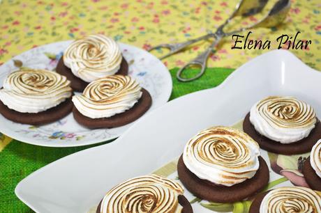 Galletas de chocolate y merengue rellenas de nutella